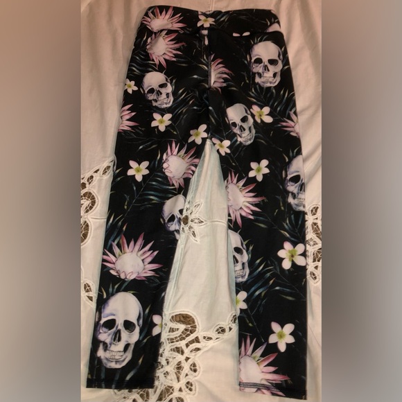 Evolution and Creation leggings size medium skull and flowers 
Bundle2save$ - Picture 4 of 9